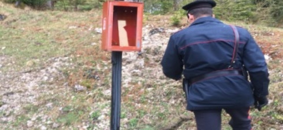 Rompono la vetrina degli estintori e svuotano il contenuto nella piazzola dei camper: denunciati in due